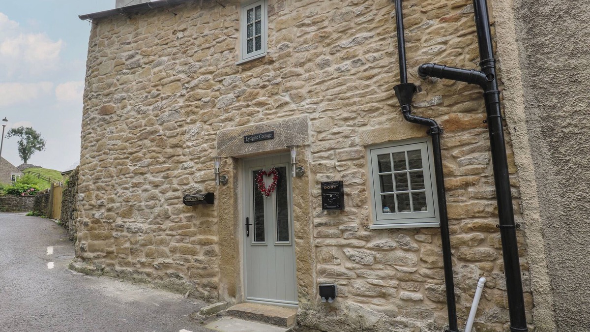 Eyam Cottage | LYDGATE COTTAGE, pet friendly, character holiday cottage in Eyam