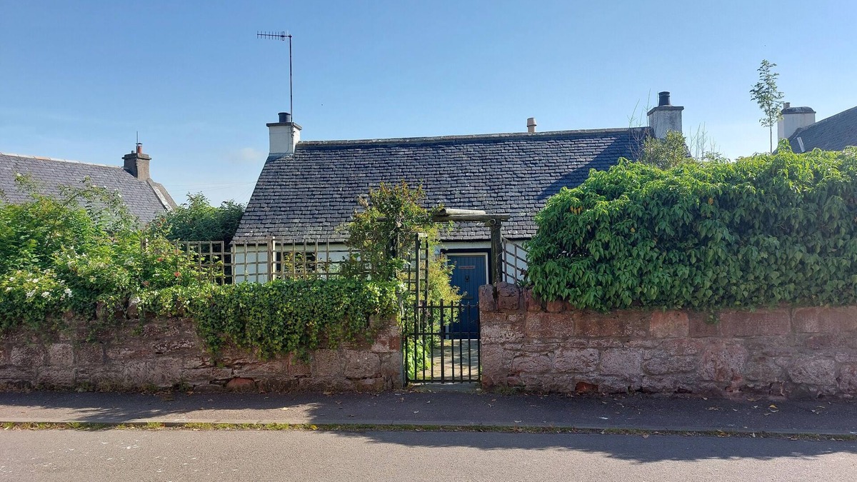 Cromarty Cottage | LYDIA COTTAGE - CROMARTY, pet friendly, with open fire in Cromarty
