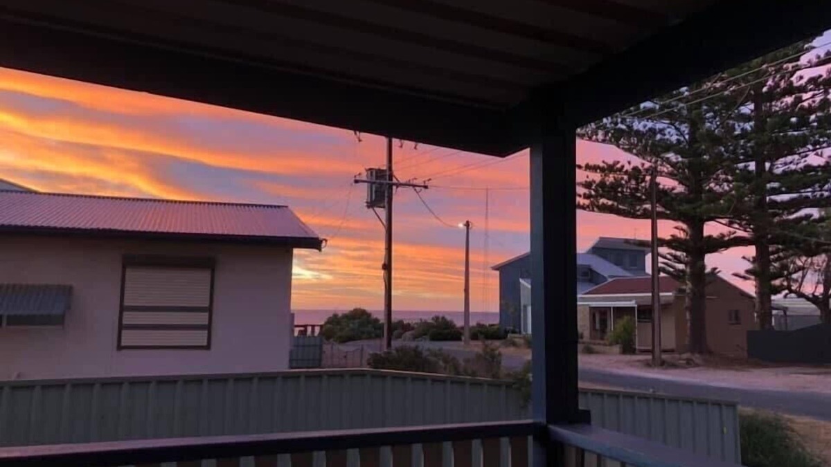 North Beach House | Lynch’s Sea View - Within 100m to the beach