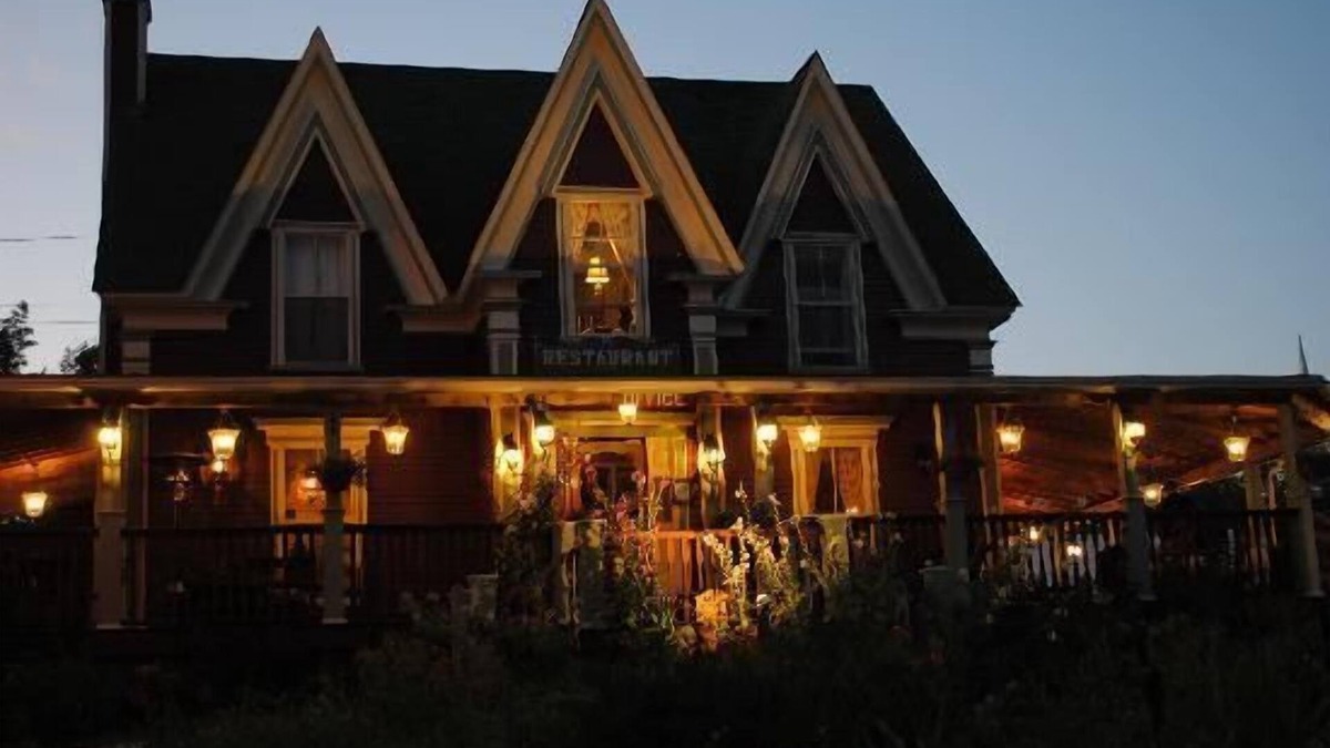 Baddeck Hotel | Lynwood Inn