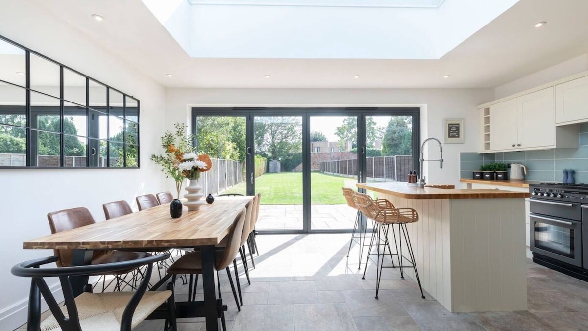 Gloucester House | Lythwood House - Detached Home Close in Gloucester