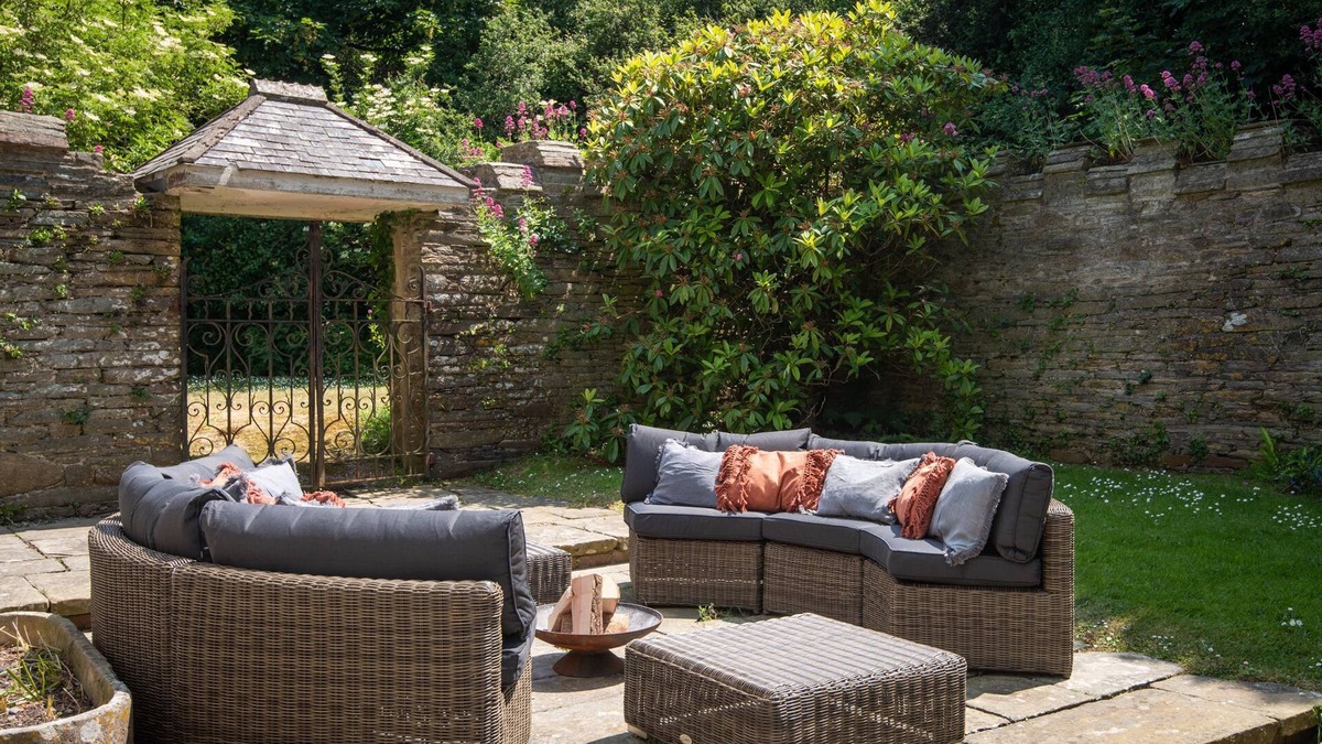 Chillington House | Maberly House - a house that sleeps 15 guests in 7 bedrooms