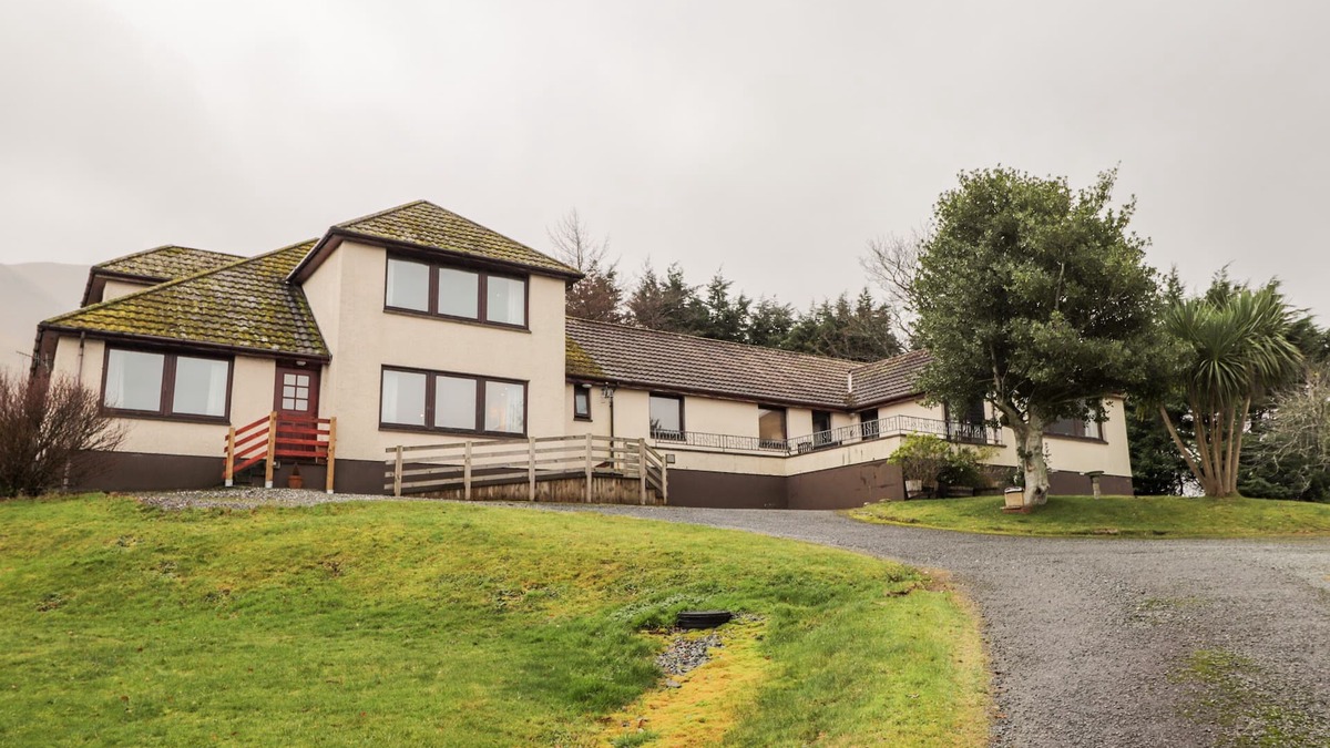 Sconser Cottage | MACKENZIE’S PEAK, country holiday cottage, with a garden in Portree