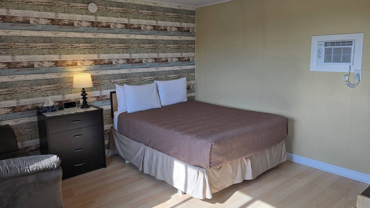 Groves Point Hotel | MacNeil's Motel