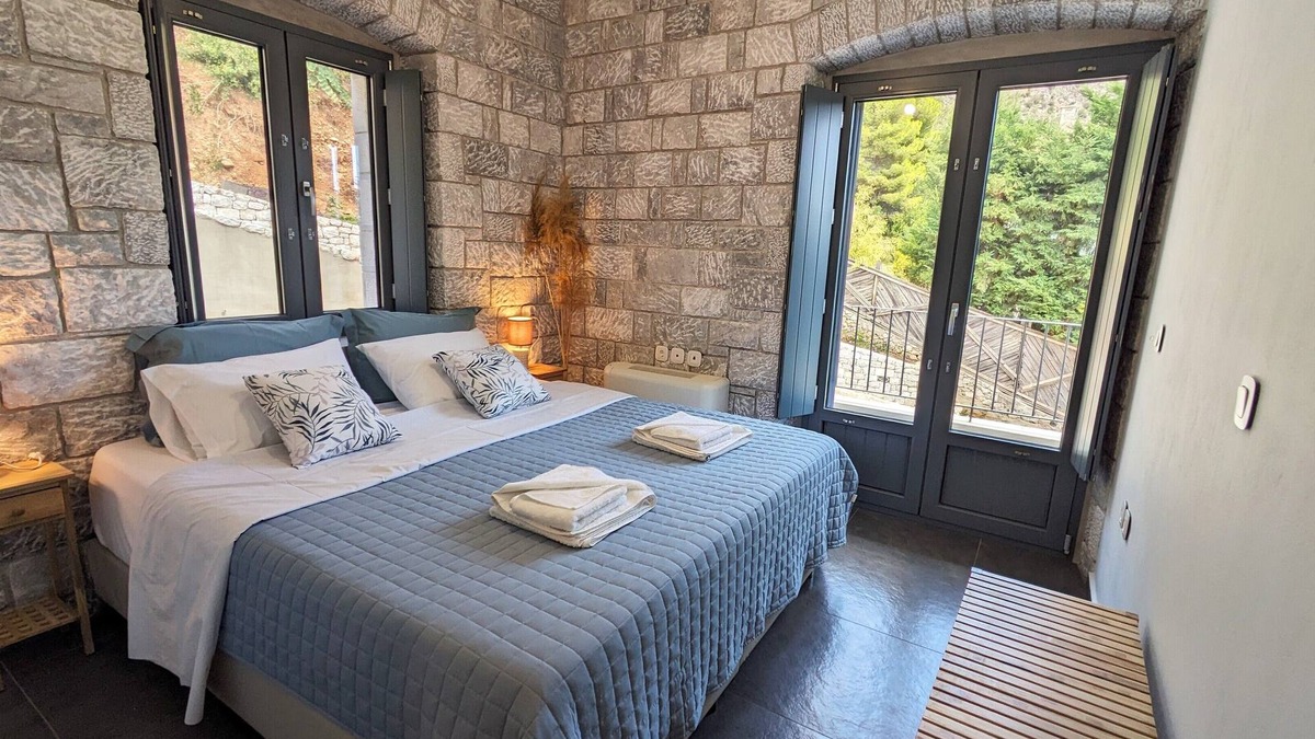 South Kynouria Apartment | Mad Wall Apartment . A breathtaking gem in the Peloponnese!