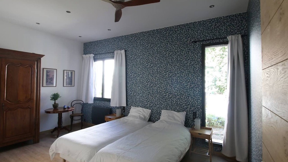 La Ferte-Saint-Aubin Bed & Breakfast | "Madeleine" Room with 2 single beds and guest dining