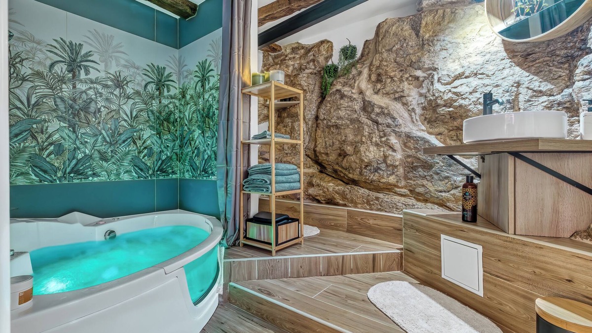 Annecy Old Town Apartment | Mademoiselle LOVE ROOM Annecy. Old town studio apartment