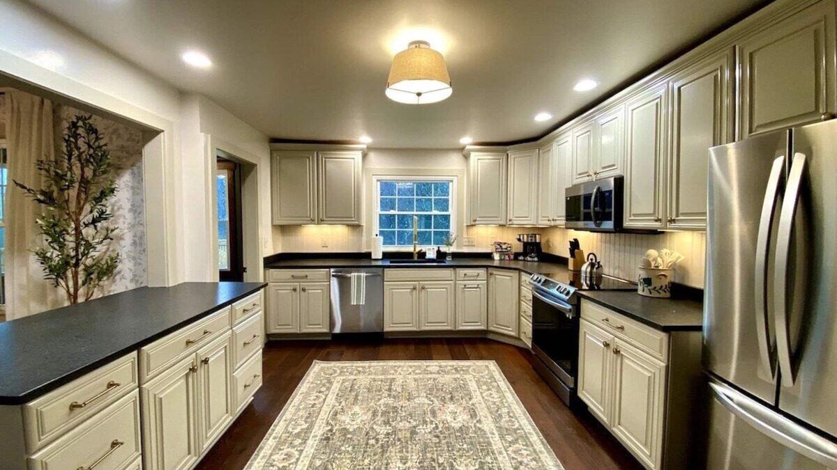 Madison House | Madison Estate · Madison Farmhouse: Lake, Wineries & Family Fun