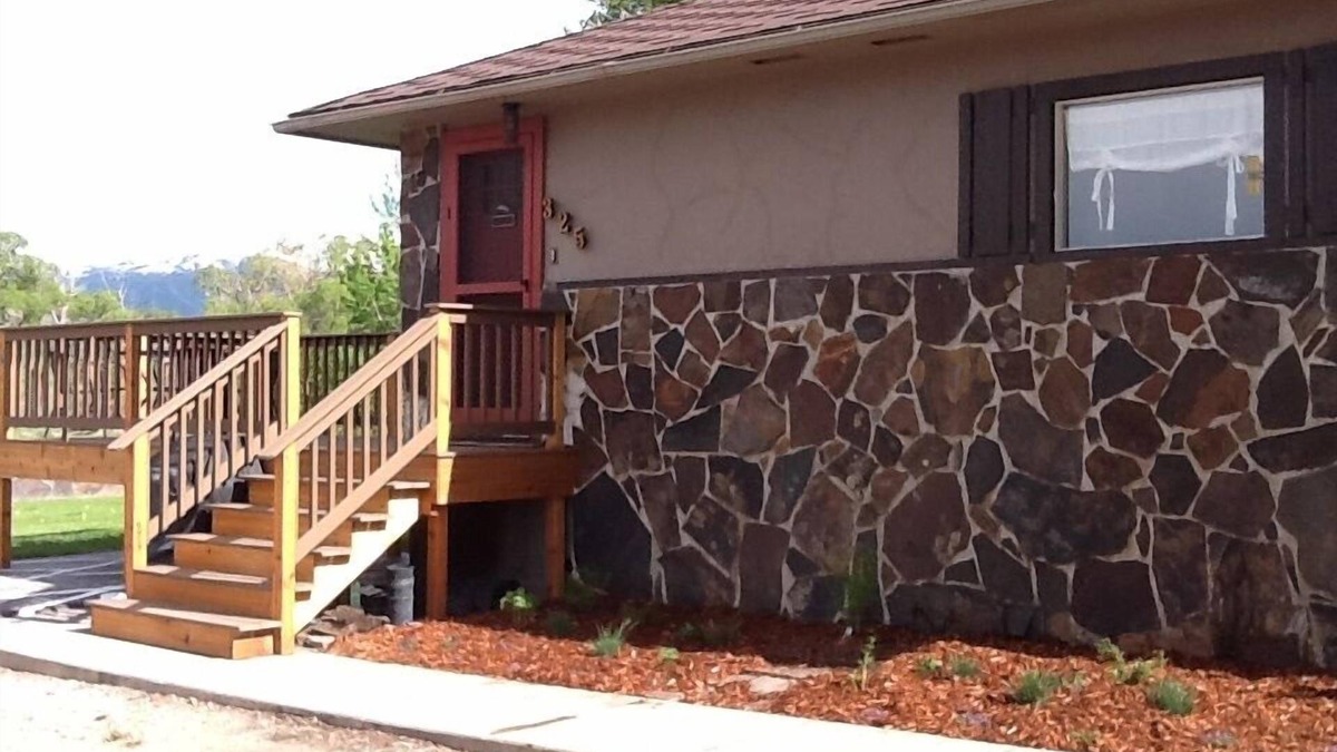 Ennis House | Madison River Front Home, Fishing Retreat, Walk to Ennis