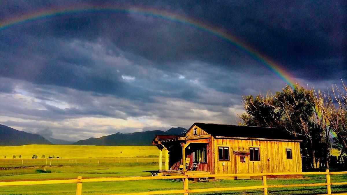 Ennis Cabin | Madison River, Mountains, and Relaxation!