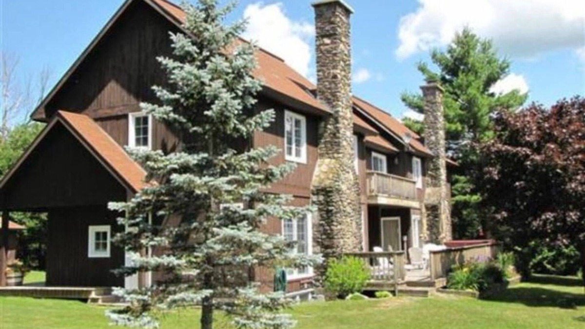 Jeffersonville Ski Chalet | Madonna Unit (14 people) @ Smugglers Fam-style Chalets - 5 Min walk to the Resor