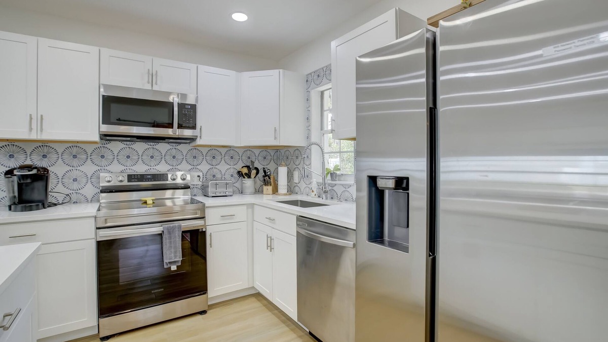 Citrus Isles House | Madrina's Cozy 3BR-1BA Spacious Backyard