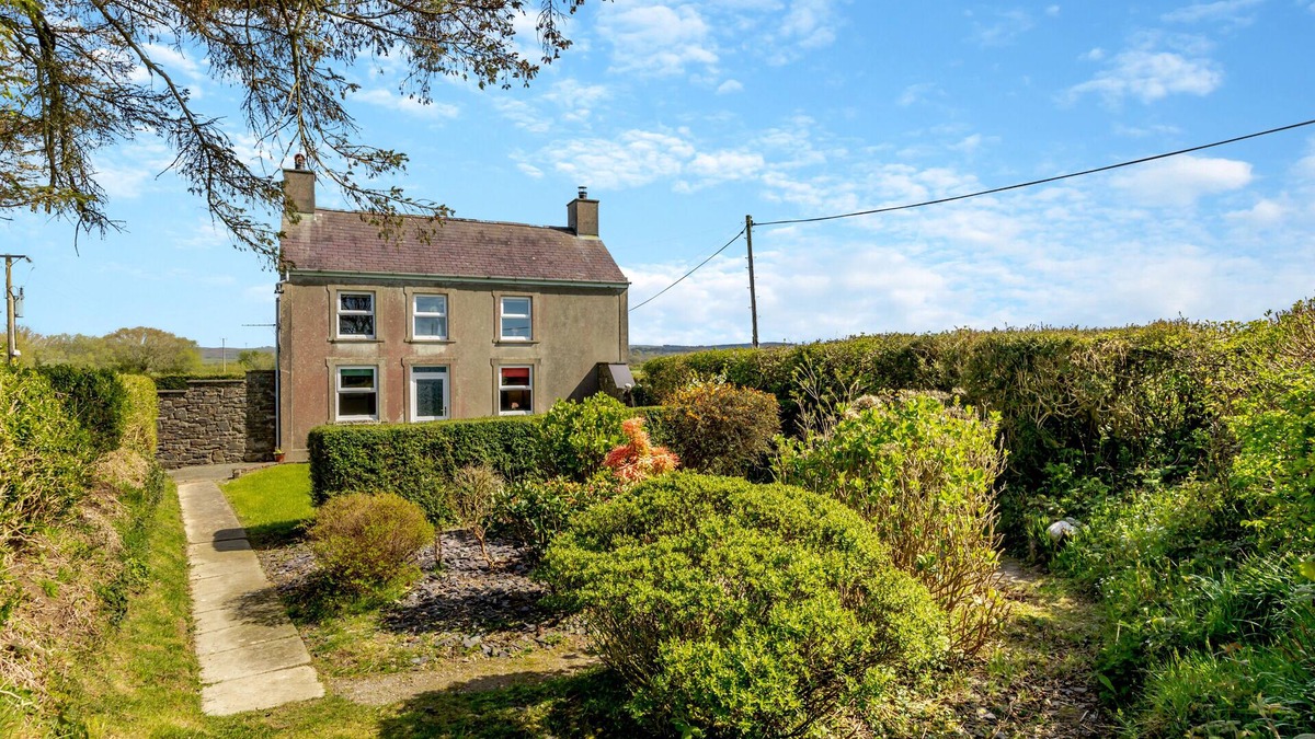 Llanon House | Maenllwyd - Three Bedroom House, Sleeps 5