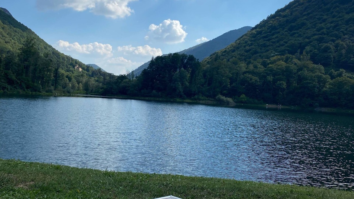 Valganna Apartment | Magda's Corner-directly on the lake-private beach is private parking