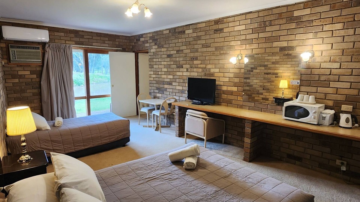 Stawell Hotel | Magdala Motor Lodge & Lakeside Restaurant