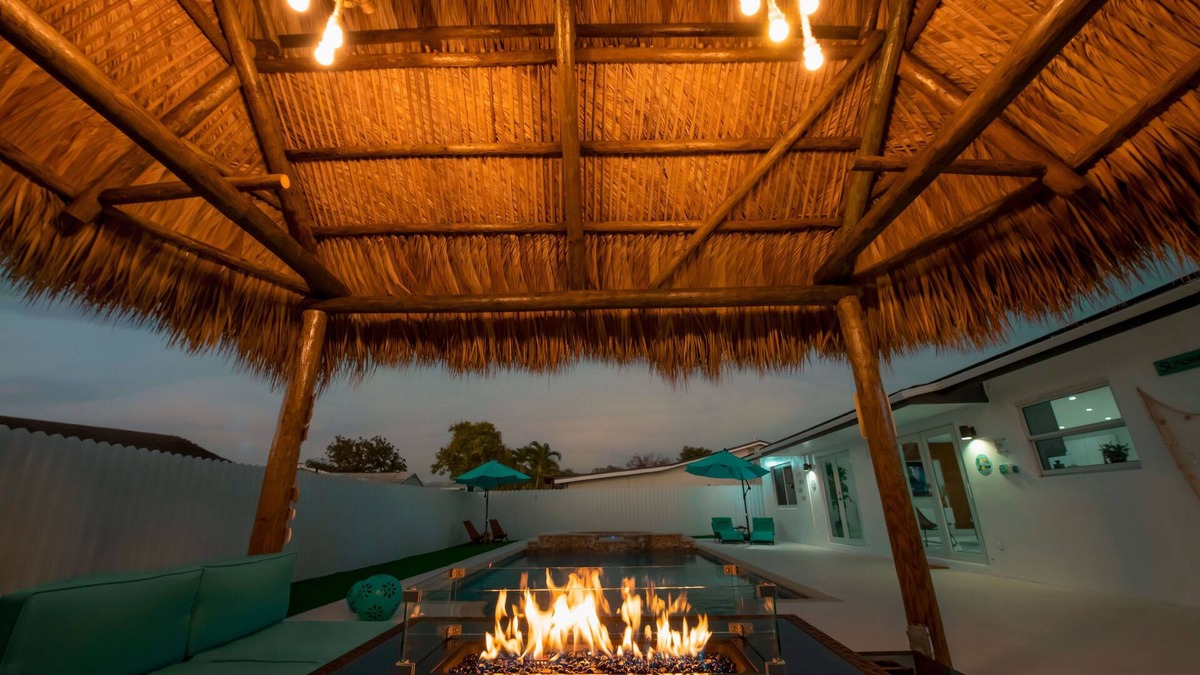 Kendale Lakes House | Maggie Home In Kendall - Pool And Tiki Bar