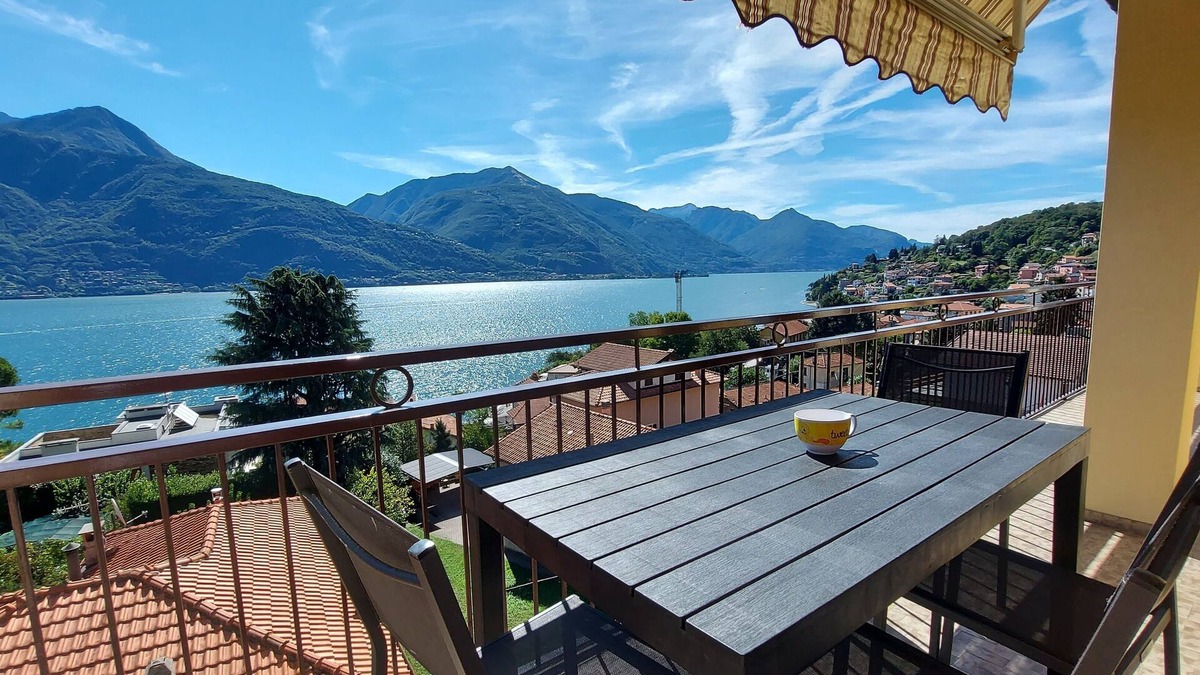 Calozzo Apartment | MAGIC LAKE VIEW - Spacious apartment 5 minutes from the beach