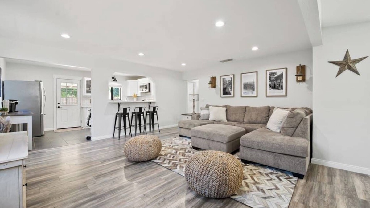 Valencia House | Magic Mountain 4 Bedroom 3 Bath Escape Modern Home