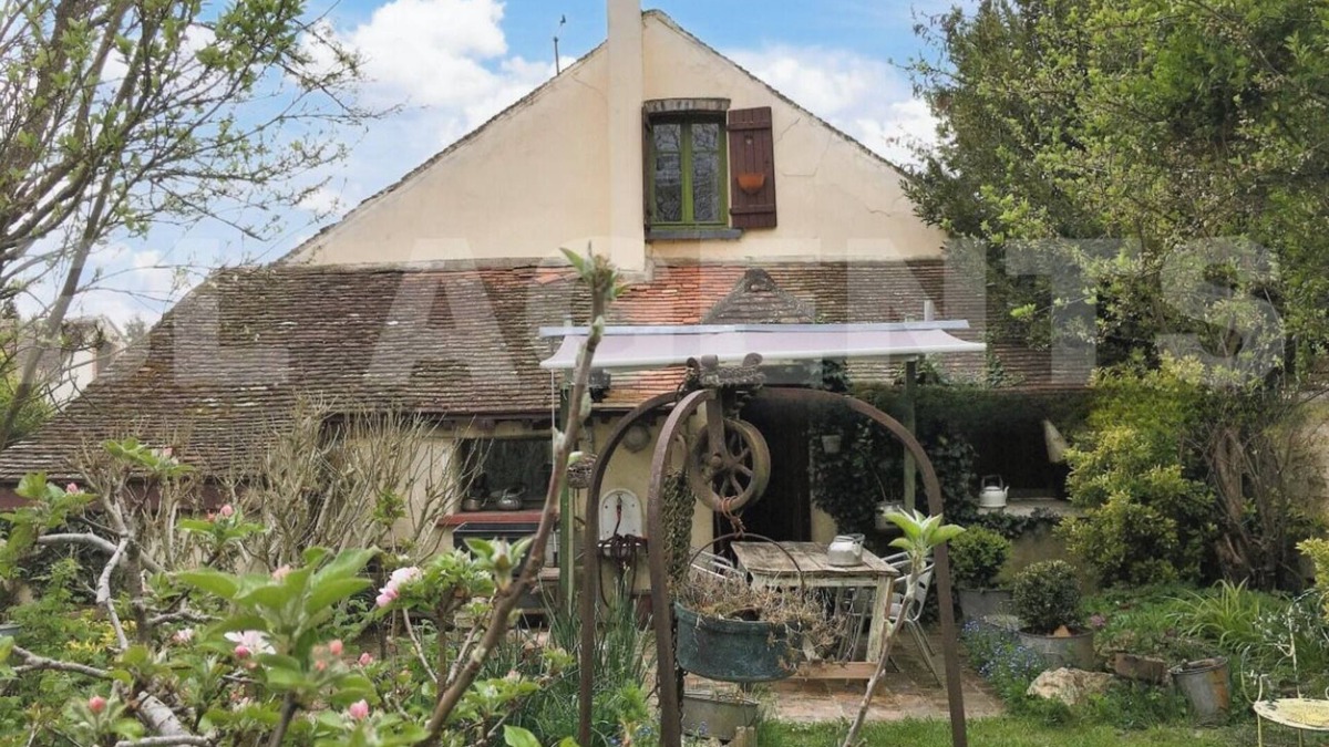 Villiers-sur-Seine Cottage | Magical Cottage with Garden