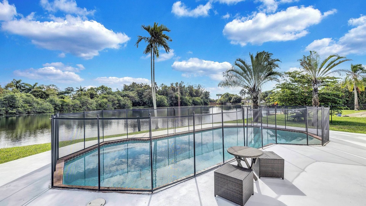 North Central Hollywood House | Magical Lakefront Pool Home close to Beach Hard Rock Guitar Hotel Airport