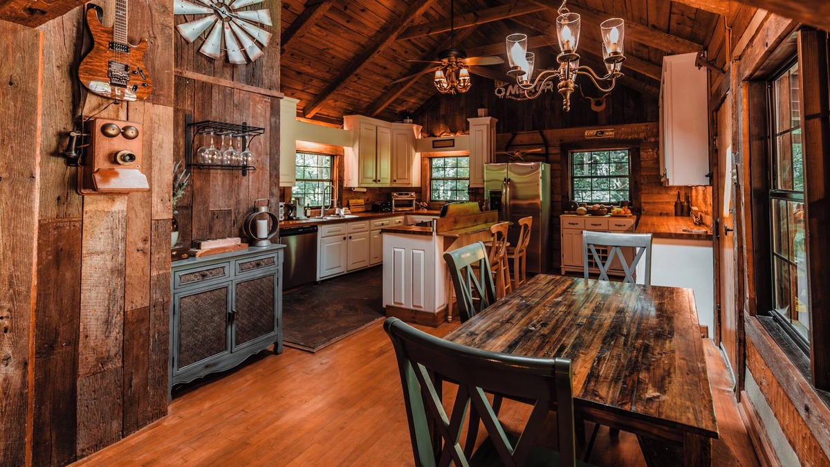 Gatlinburg - Pigeon Forge House | Magical Private Creekside Cabin in the Smokies