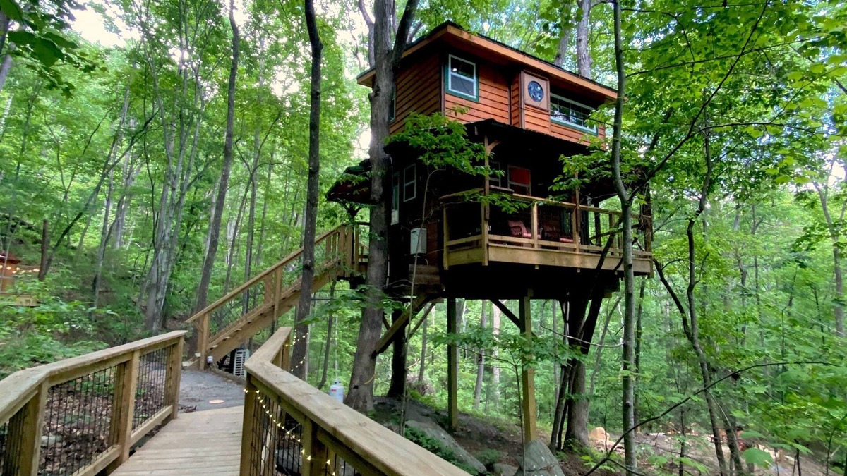 Copperhill Cabin | Magical Treehouse ~ Romantic Hot Tub ~Dog Friendly