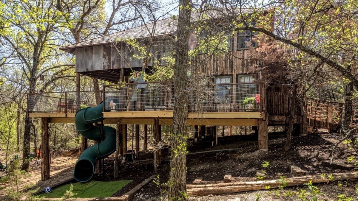 Dennis Cabin | Magical Treehouse with Slide by Brazos River for Family Glamping Adventures in Texas