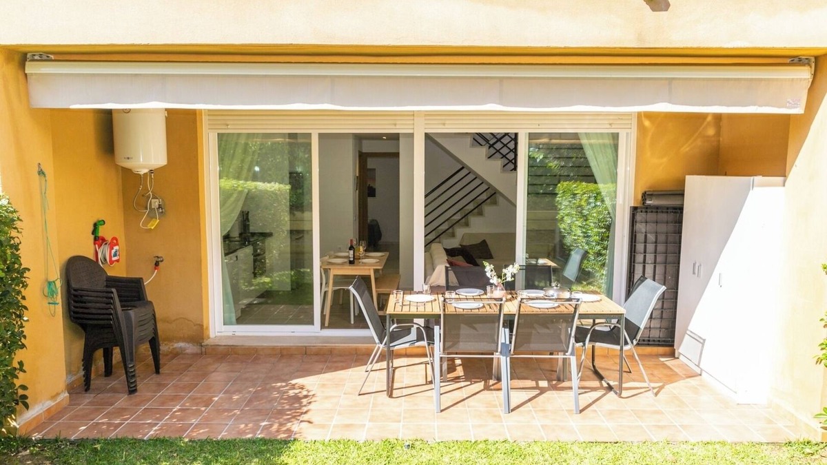 Los Canos de Meca Apartment | Magnífica duplex renovado con piscina garaje y jardín, frente a la playa de.