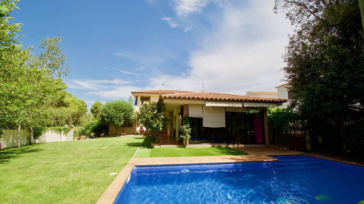L'Escala Villa | Magnífica Villa, Gran Piscina Privada y Jardín Cerca de la Playa Montgó y Riells