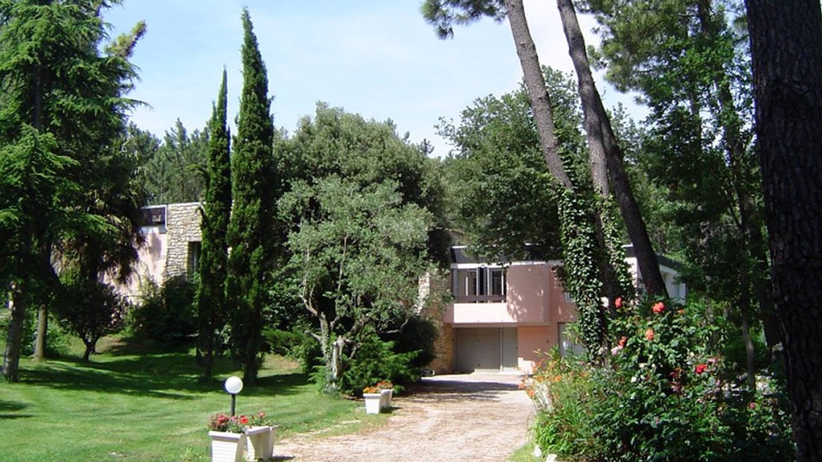 Saint-Paul-Trois-Chateaux Villa | Magnificent architect-designed pool house and large swimming pool in wooded grounds