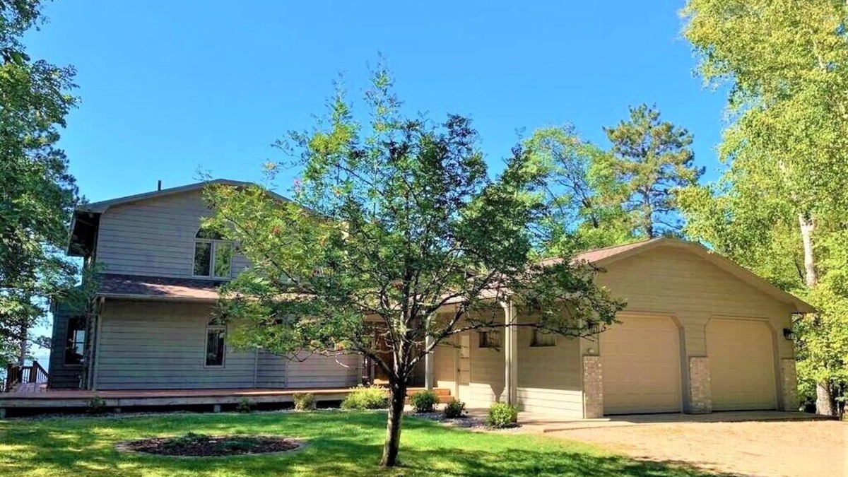 Pequot Lakes House | Magnificent 5 bedroom retreat home with beautiful sand beach on Whitefish Lake