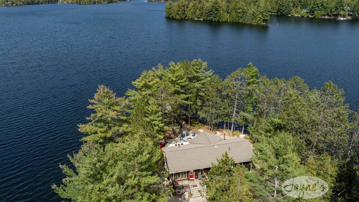 Algonquin Highlands Cottage | Magnificent 6 bedroom, 2 bath cottage, panoramic view of Kawagama Lake! 2 acres!