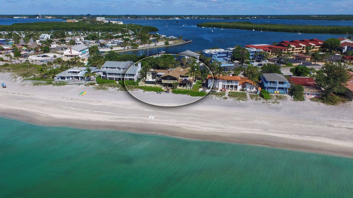Englewood House | Magnificent Beachfront home with large internal and external living space
