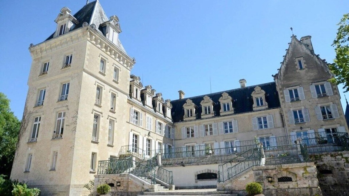 Blet House | Magnificent château in the Loire Valley for 14 people