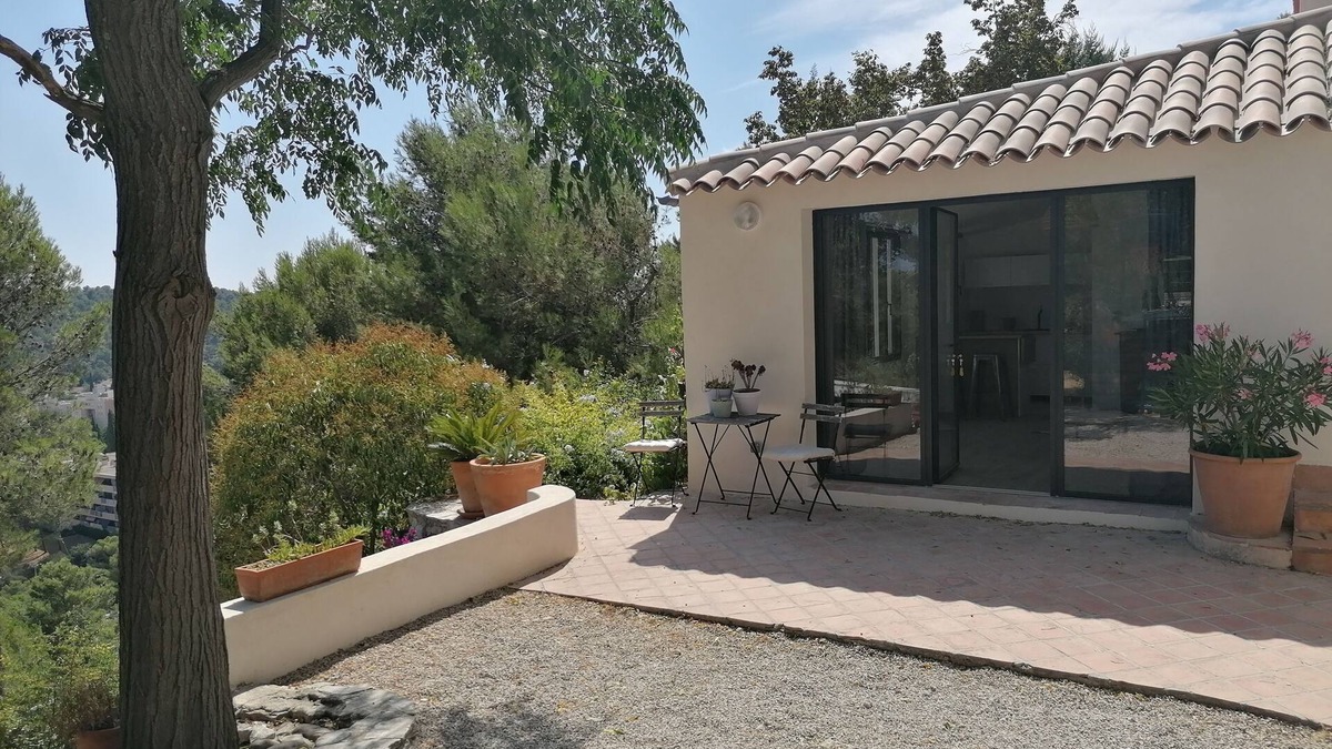 Carnoux-en-Provence Apartment | Magnificent studio completely redone with swimming pool and open view