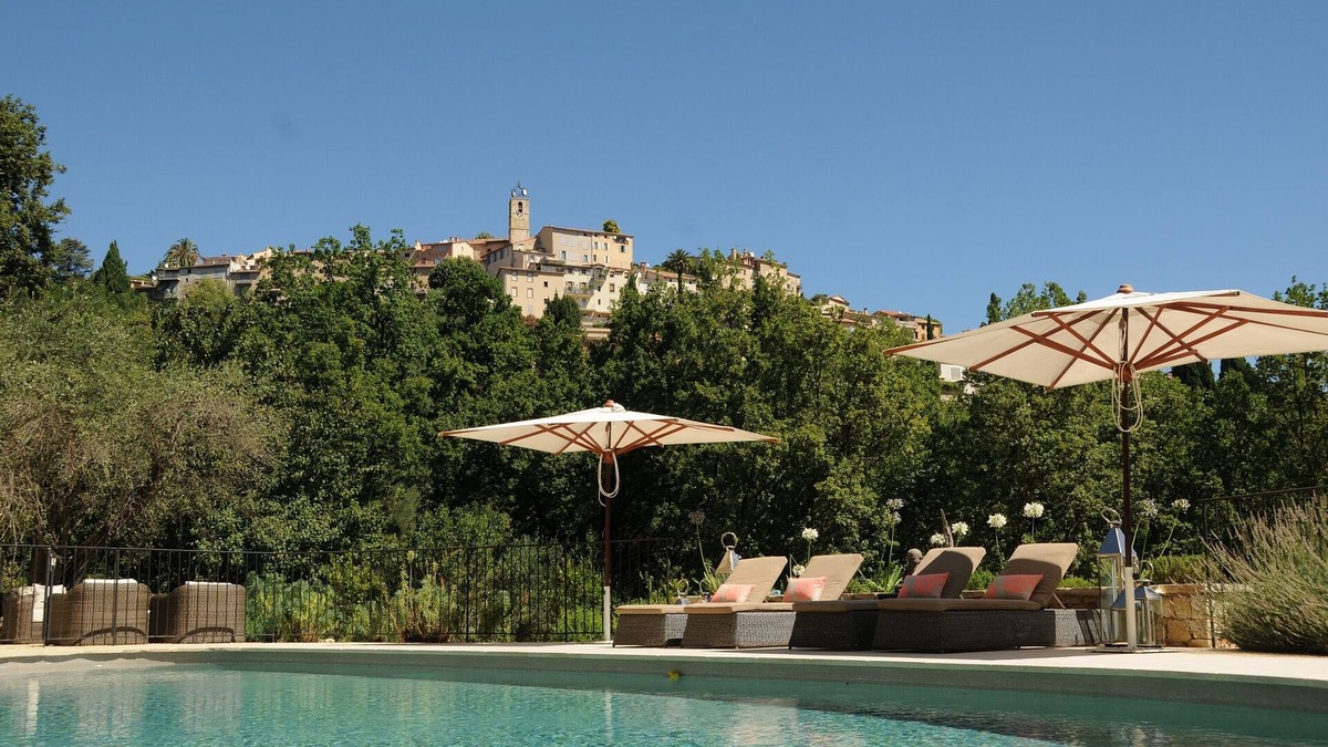 Chateauneuf-Grasse Villa | Magnificent Villa With Pool Enjoying Idyllic Views Of Town.