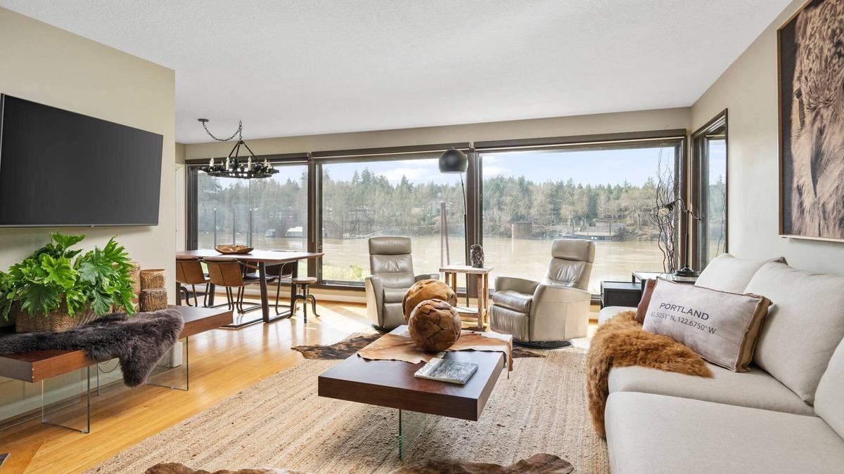 Oak Grove House | Magnificent Home on Banks of the Willamette River, Hot Tub, Fire-Pit, Cornhole, 9 Miles to Downtown