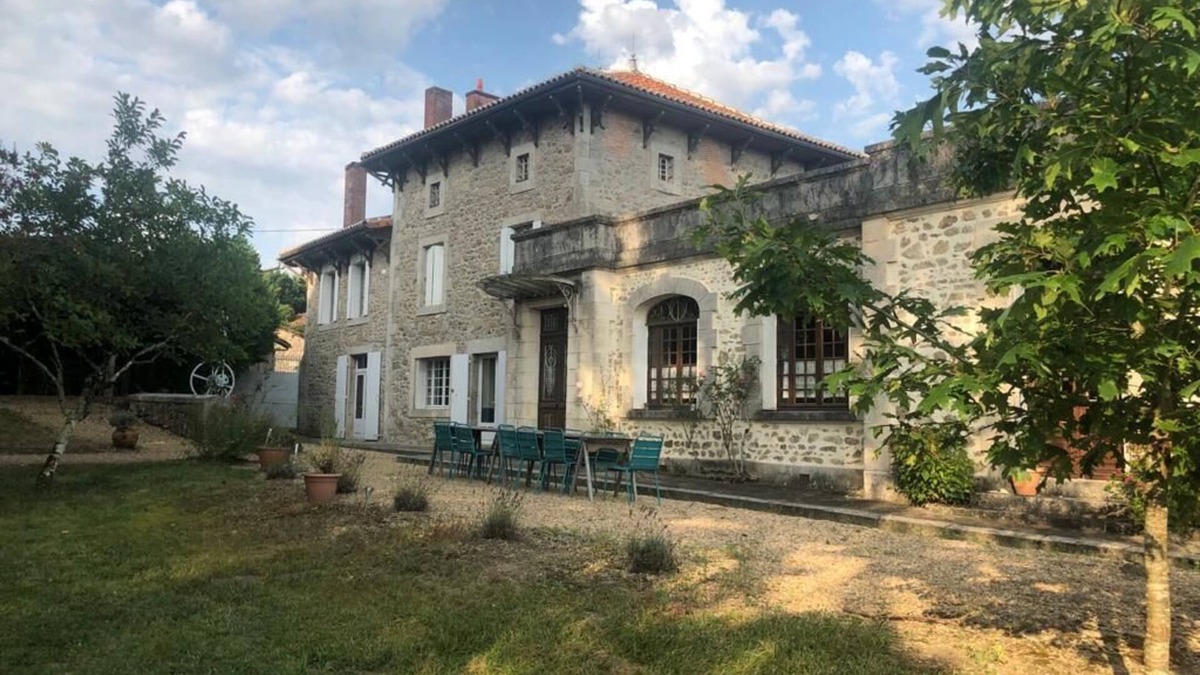 Busserolles House | Magnificent house with large garden and private pond