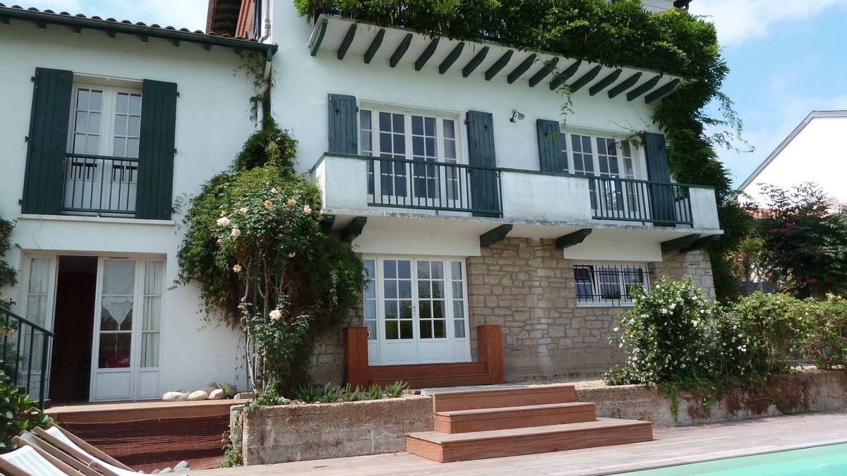 Bayonne House | Magnificent house with heated pool in Bayonne city center.