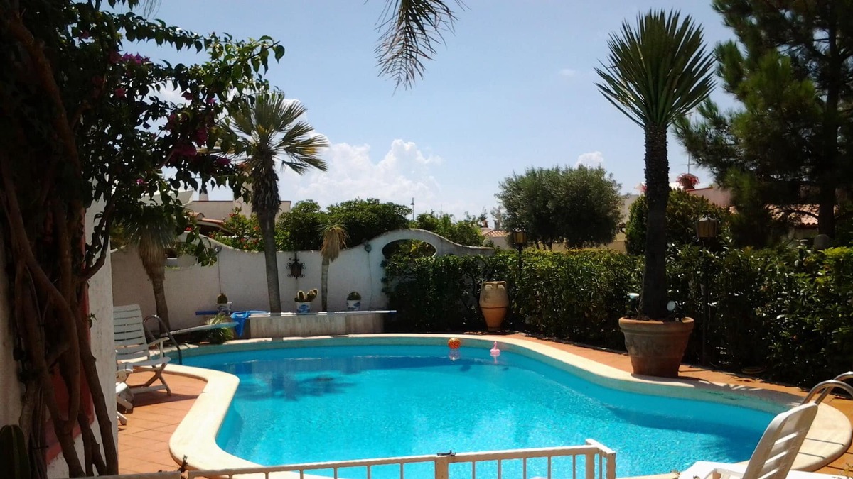 Colonia Elena Villa | Magnificent villa with swimming pool in beachfront residence