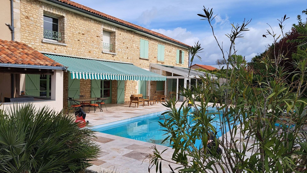 Cisse House | Magnificent stone farmhouse 10 minutes from Futuroscope