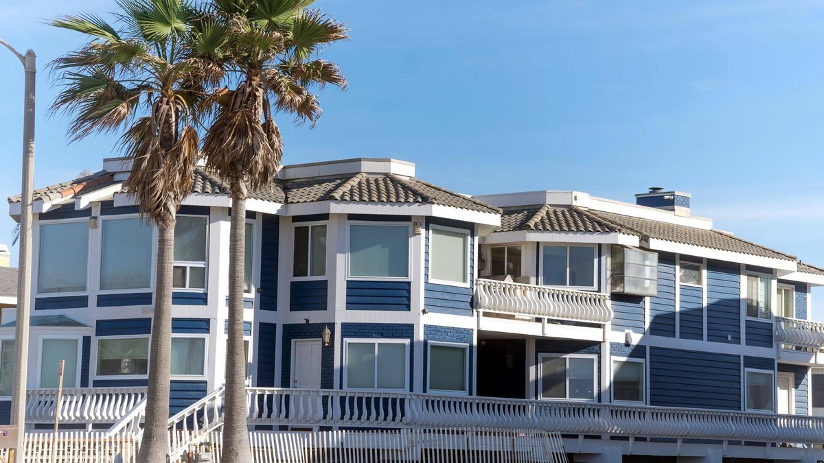 Oxnard Shores House | Magnificent Victorian-Modern House on the sand of Mandalay Beach