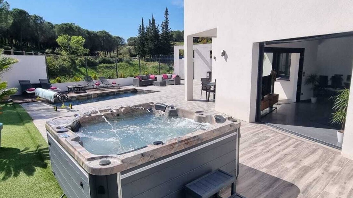 Villetelle Villa | Magnificent villa large jacuzzi private heated pool
