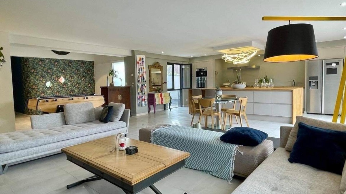 Ouistreham Villa | Magnificent Villa Poppies; 2mn walk from the beach, Sea, Garden, Jaccuzi & Table soccer