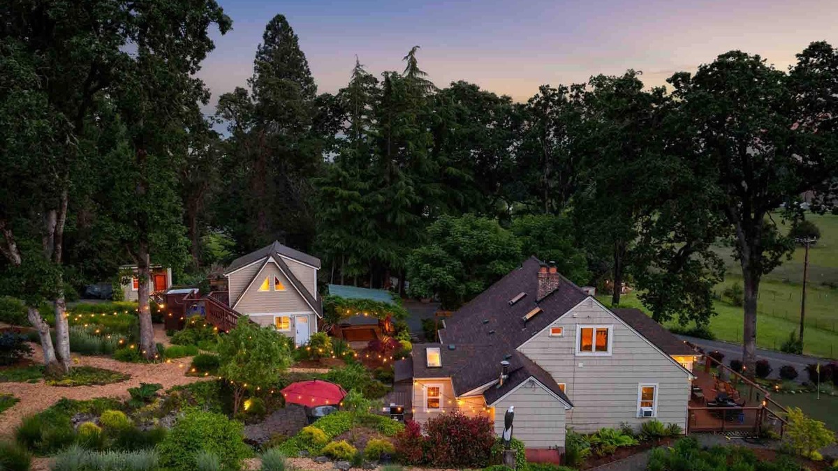 Far West House | Magnificent West Linn Escape on Two Acres, Golf, Hot Tub, Water Feature, 25 Min To Portland