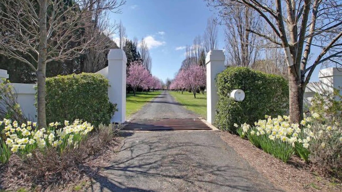 Emu Swamp House | Magnificent "Willowood" - 6 brs on 100 acres, 5 mins from town with pool