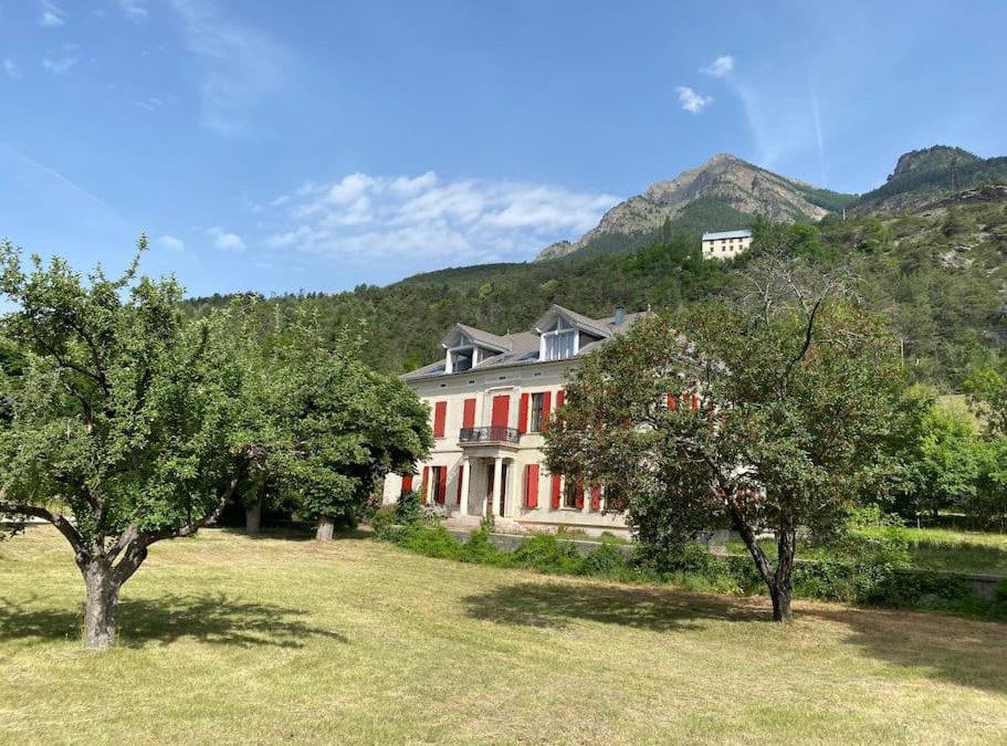 Jausiers Apartment | Magnifique appartement 6 couchages dans villa historique