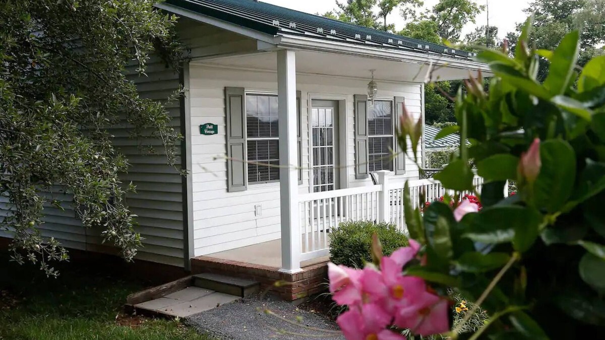Harrisonburg Cottage | Magnolia Cottage - By the Side Of the Road Inn and Cottages