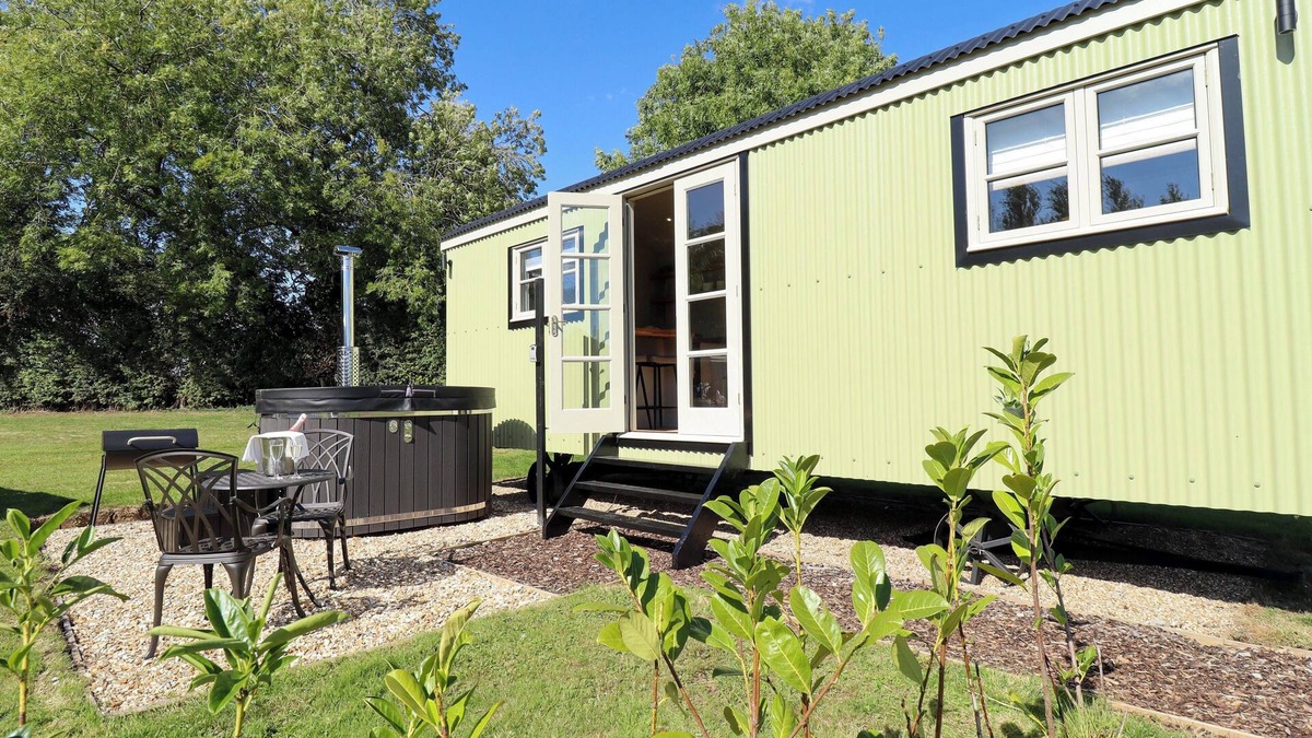 Ashby cum Fenby Cottage | MAGNOLIA, pet friendly, with hot tub in Waltham