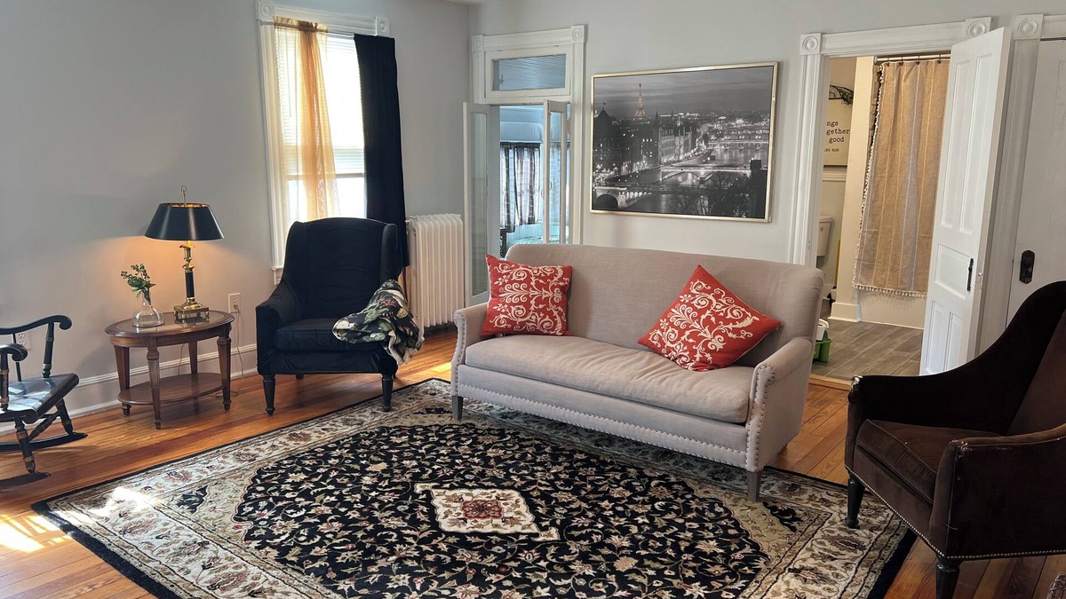 Old Town Winchester Apartment | Magnolia Wind elegant 3 BR 1BA loft apartment park for free and walk downtown